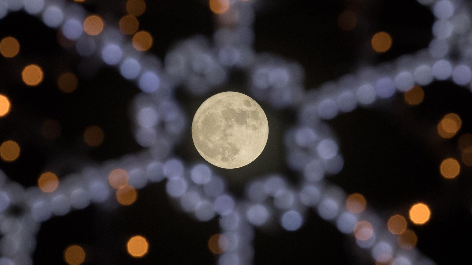 ‘Christmas Moon’ Rises As ‘Star Of Bethlehem’ Sparkles: The Night Sky This Week